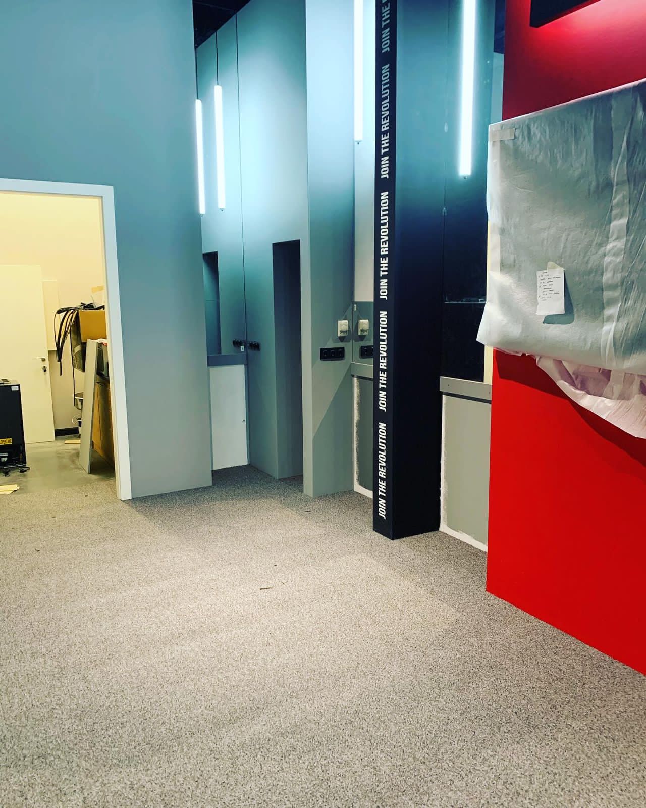 Автосалон Tesla в Москве